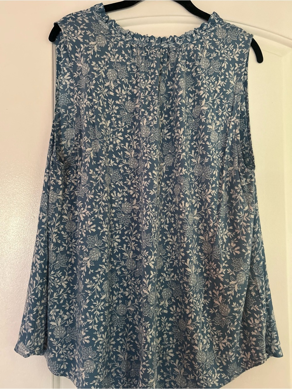 LOFT Blue and White Floral V-Neck Sleeveless Blouse - Picture 7 of 8